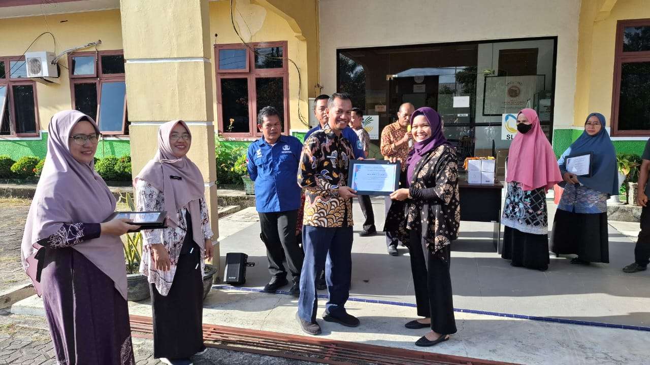  Serah Terima Piagam oleh Kadin kepada Pegawai Berprestasi Kategori Inovasi