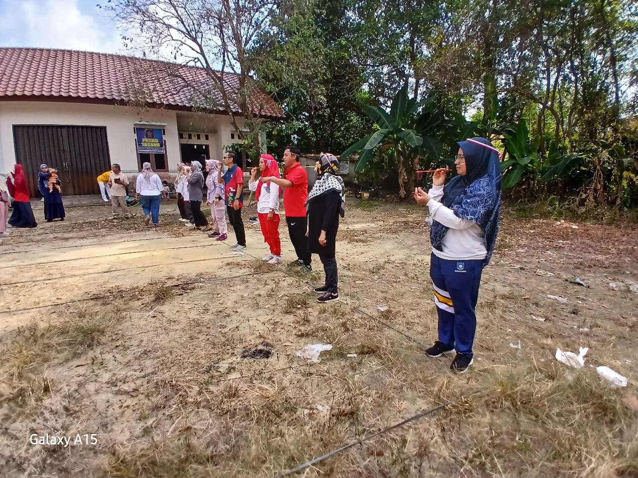 Lomba Estafet Karet dengan sedotan (pipet)