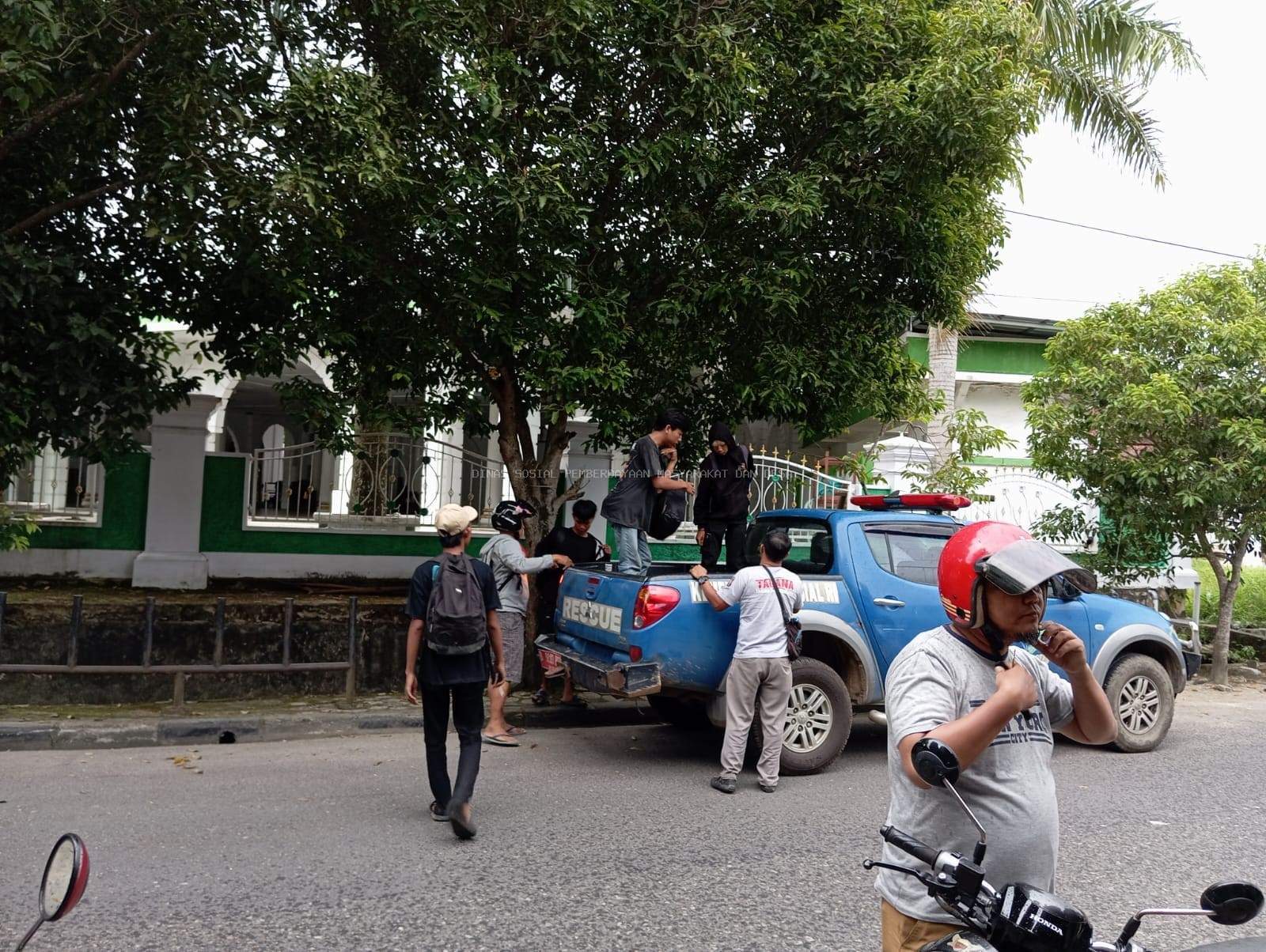 Dinas Sosial Pemdes bersama SatPol PP melakukan pengamanan anak jalanan di sekitaran Mentok yang kemudian akan di kembalikan ke daerah asalnya 